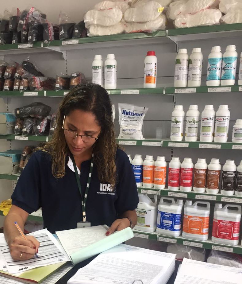 Leilane no balcão